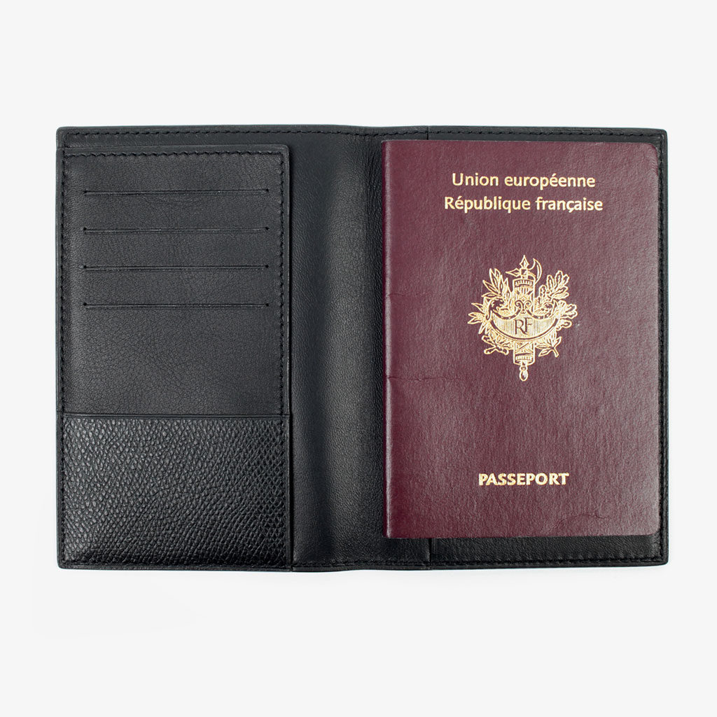 Protège Passeport en Cuir — L'Outil de Production