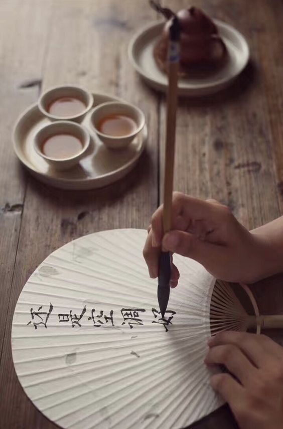 Luxury business gifts in 2025 tailored for the evolving Chinese market, featuring premium packaging, culturally relevant designs, and personalized branding to align with modern corporate gifting trends in China.
